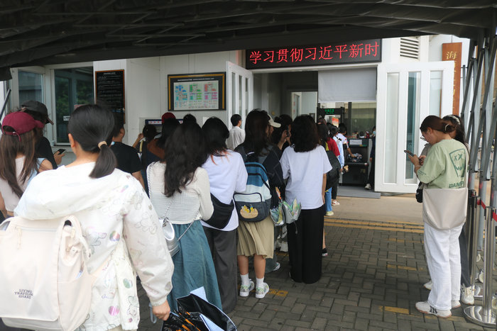 1697422179306303.jpg 同学位有序排队进入博物馆.jpg