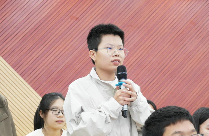 1700732367264867.jpg 我院本科生向宋教授提问.jpg