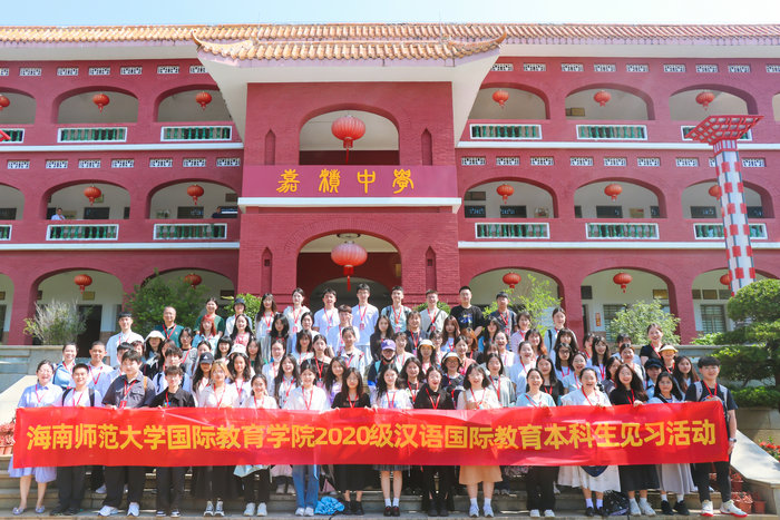 1684716707219740.jpg 6.全体师生在嘉积中学合影.jpg