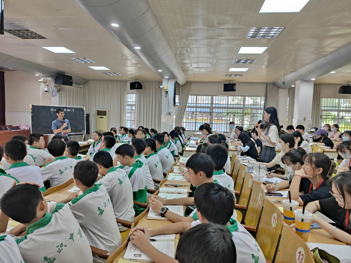 1684716658988195.jpg 3.师生观摩公开课2.jpg