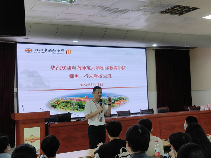 1684716633758998.jpg 1.嘉积中学石国亮副校长介绍课程建设情况.jpg