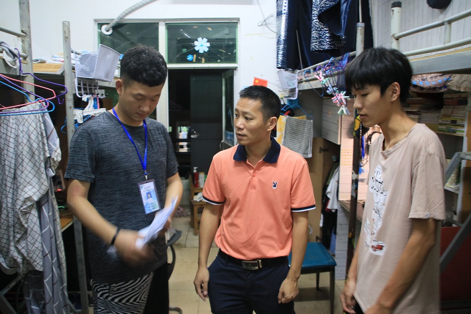 学院领导和老师开学走访学生宿舍