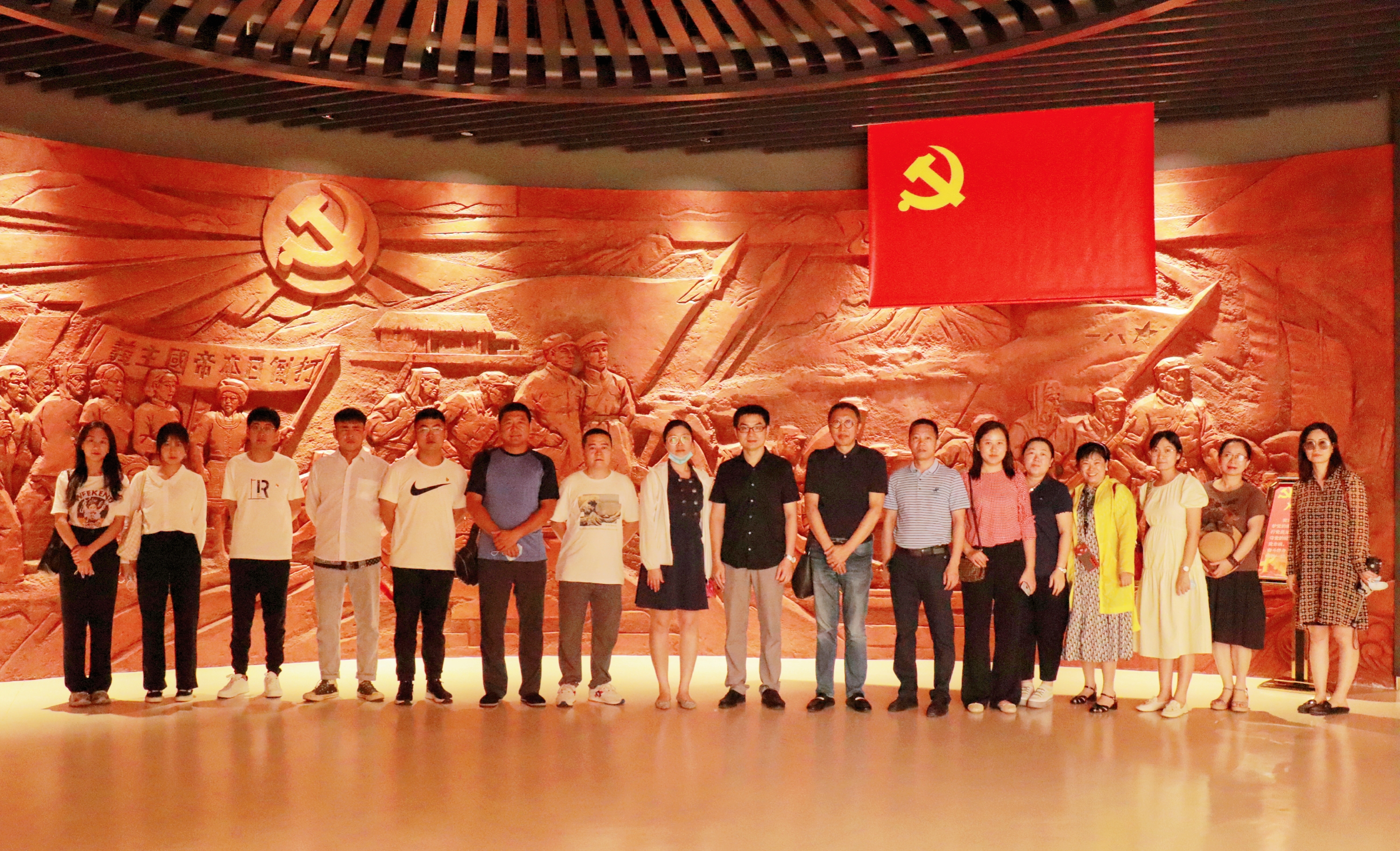 美术学院党委带领学院各党支部前往海南省史志馆举办党史学习教育主题党建活动