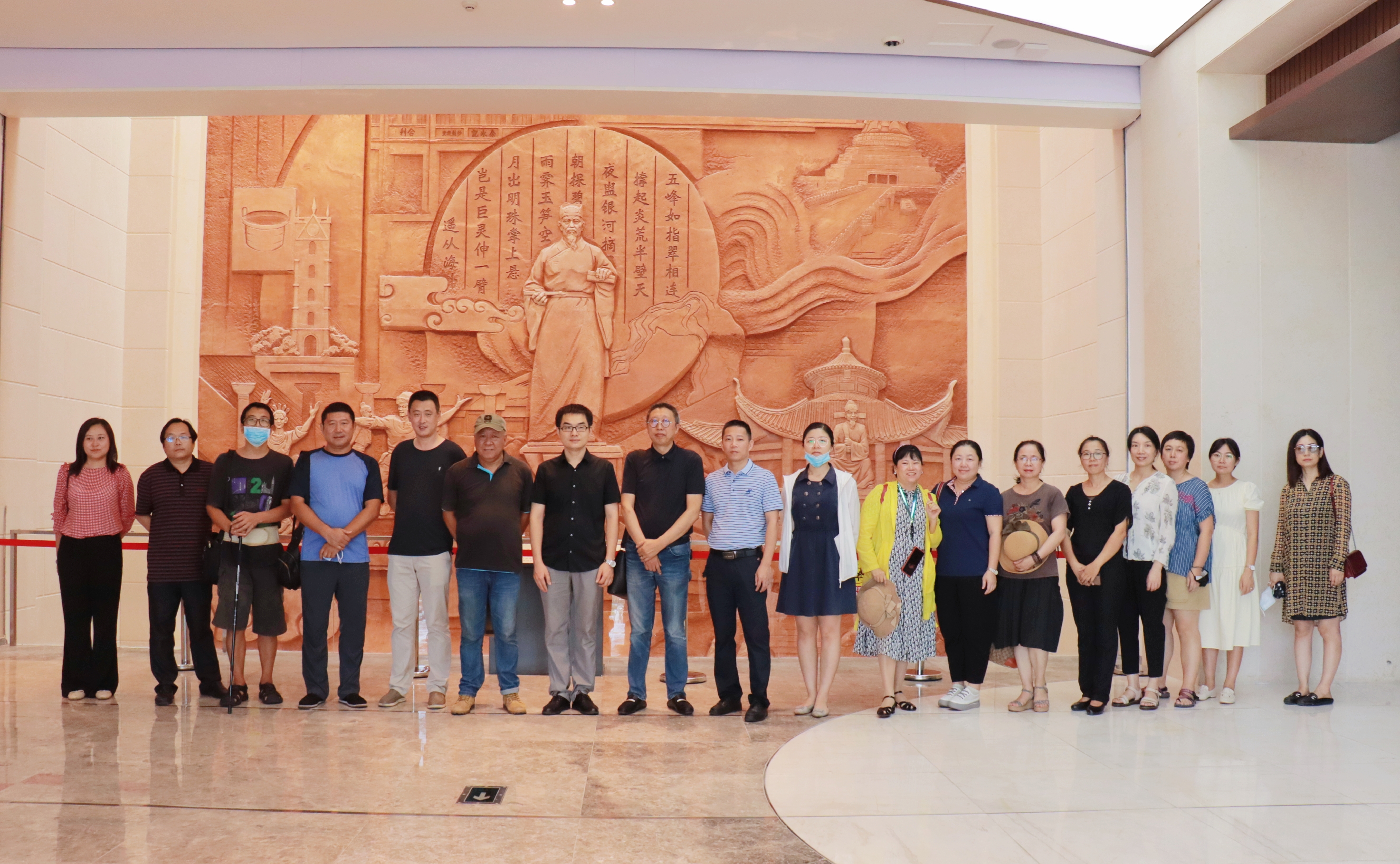 美术学院党委带领学院各党支部前往海南省史志馆举办党史学习教育主题党建活动