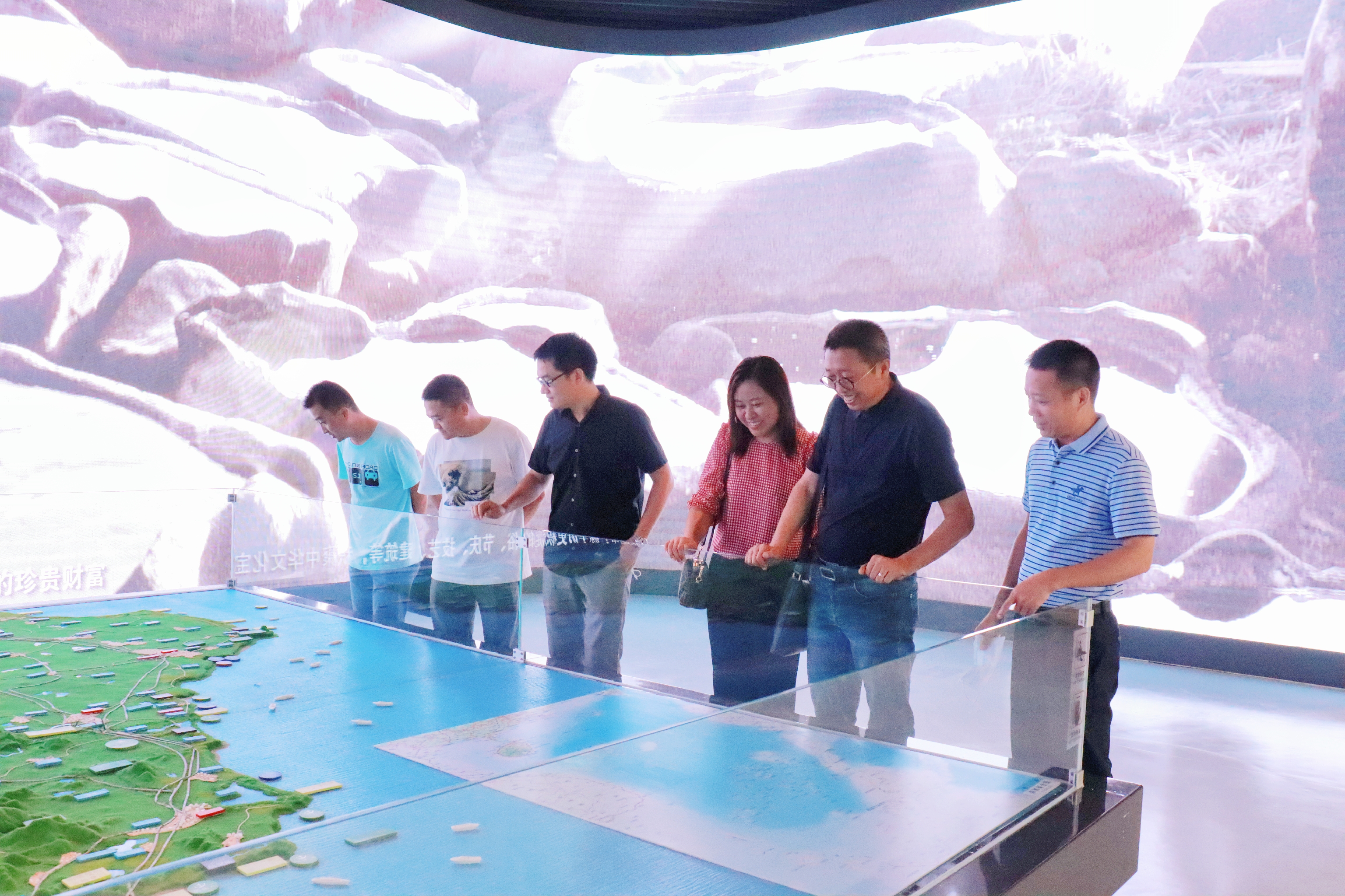 美术学院党委带领学院各党支部前往海南省史志馆举办党史学习教育主题党建活动