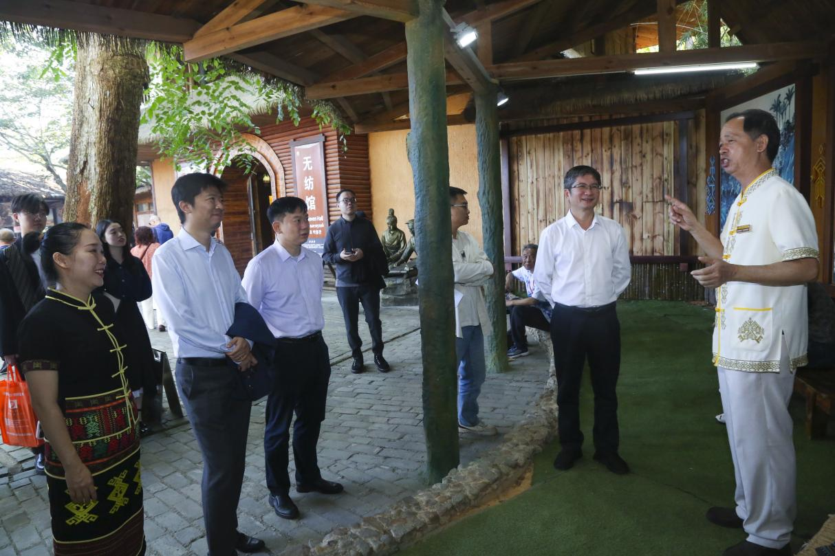 星空游戏官方美术学院举办海南省研究生工作站 揭牌仪式