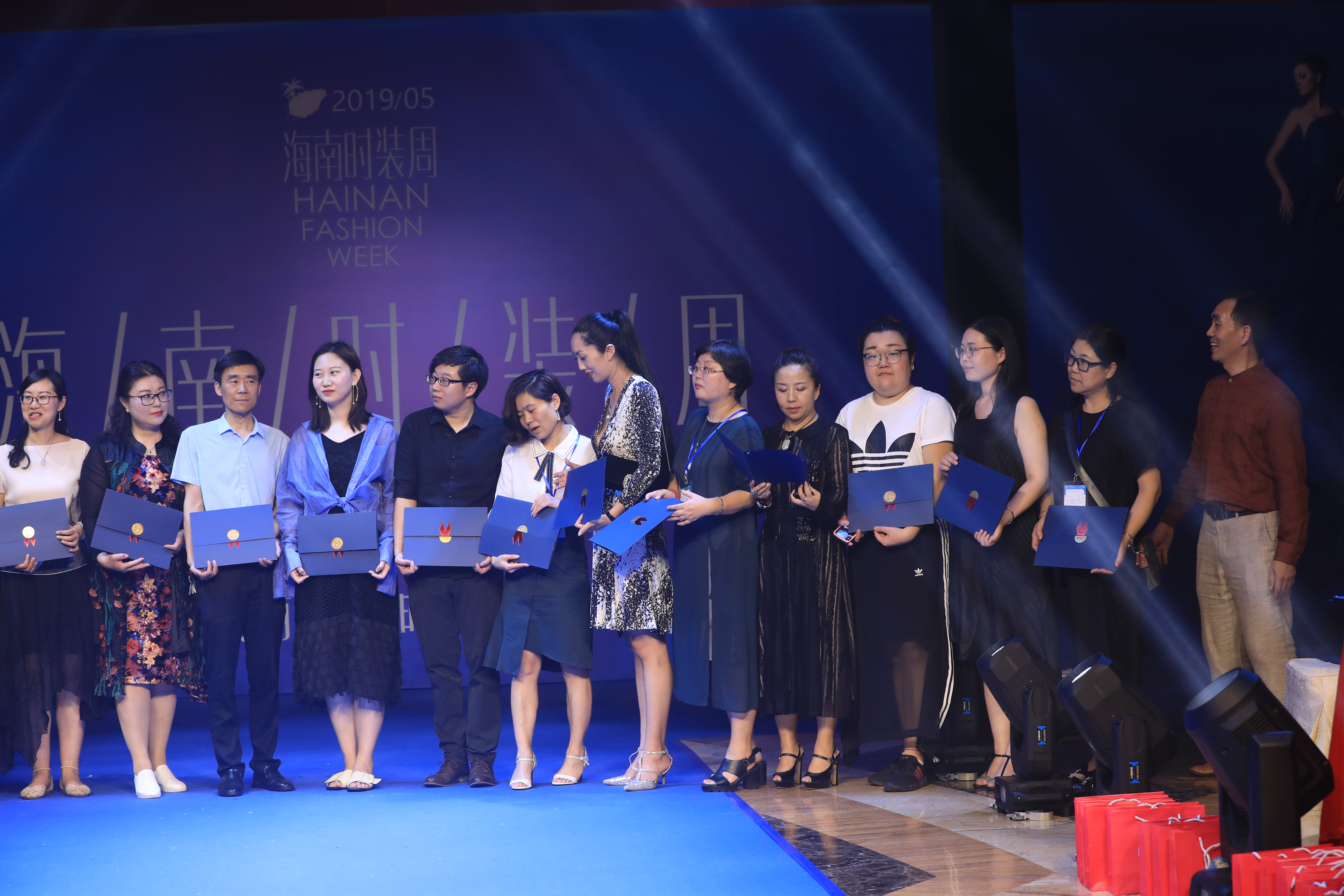 美术学院服装与服饰设计专业参加2019届海南时装周并获佳绩