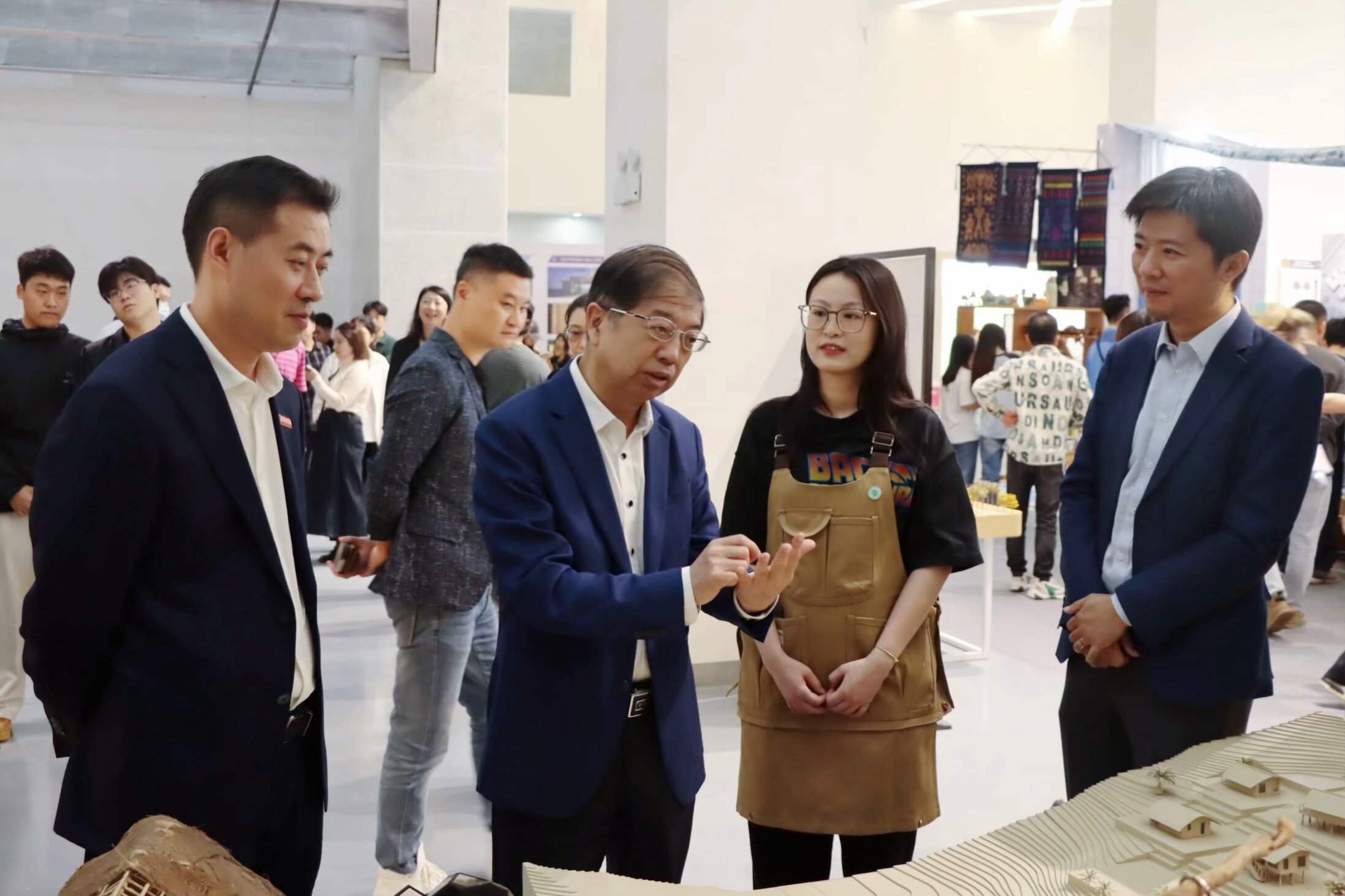 海南省第八届大学生艺术展演活动在星空游戏官方图书馆隆重开幕