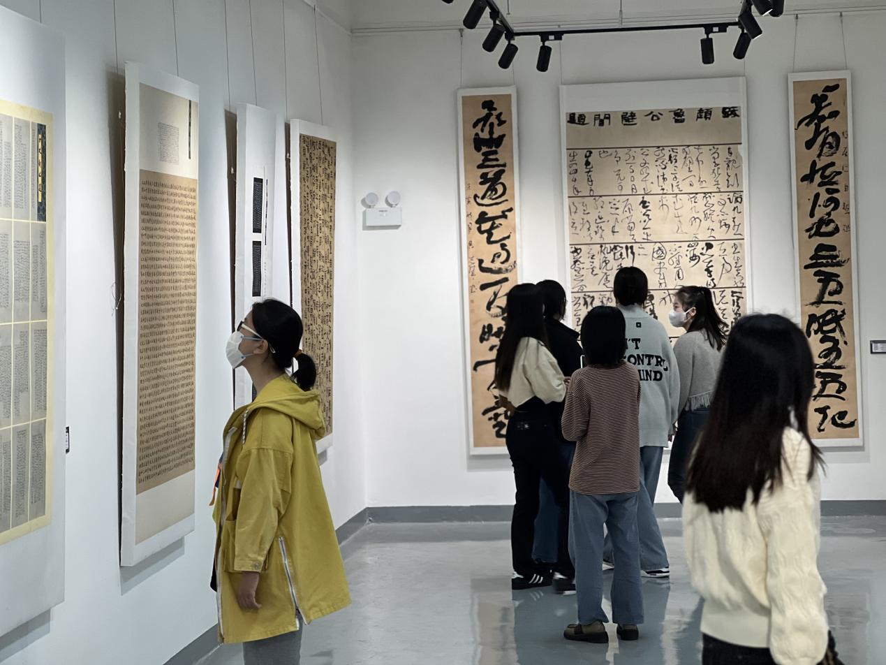 美术学院成功举办2020级硕士研究生中期展