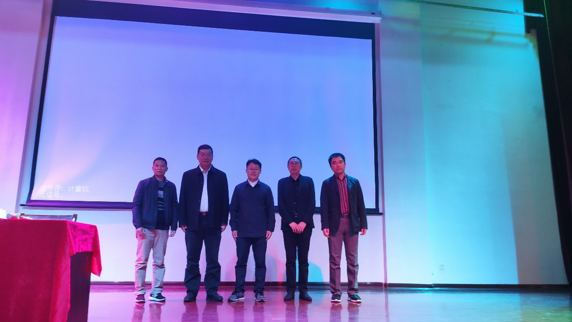 美术学院邀请全国青联常委、百家讲坛主讲人荣宏君教授讲座并聘为客座教授