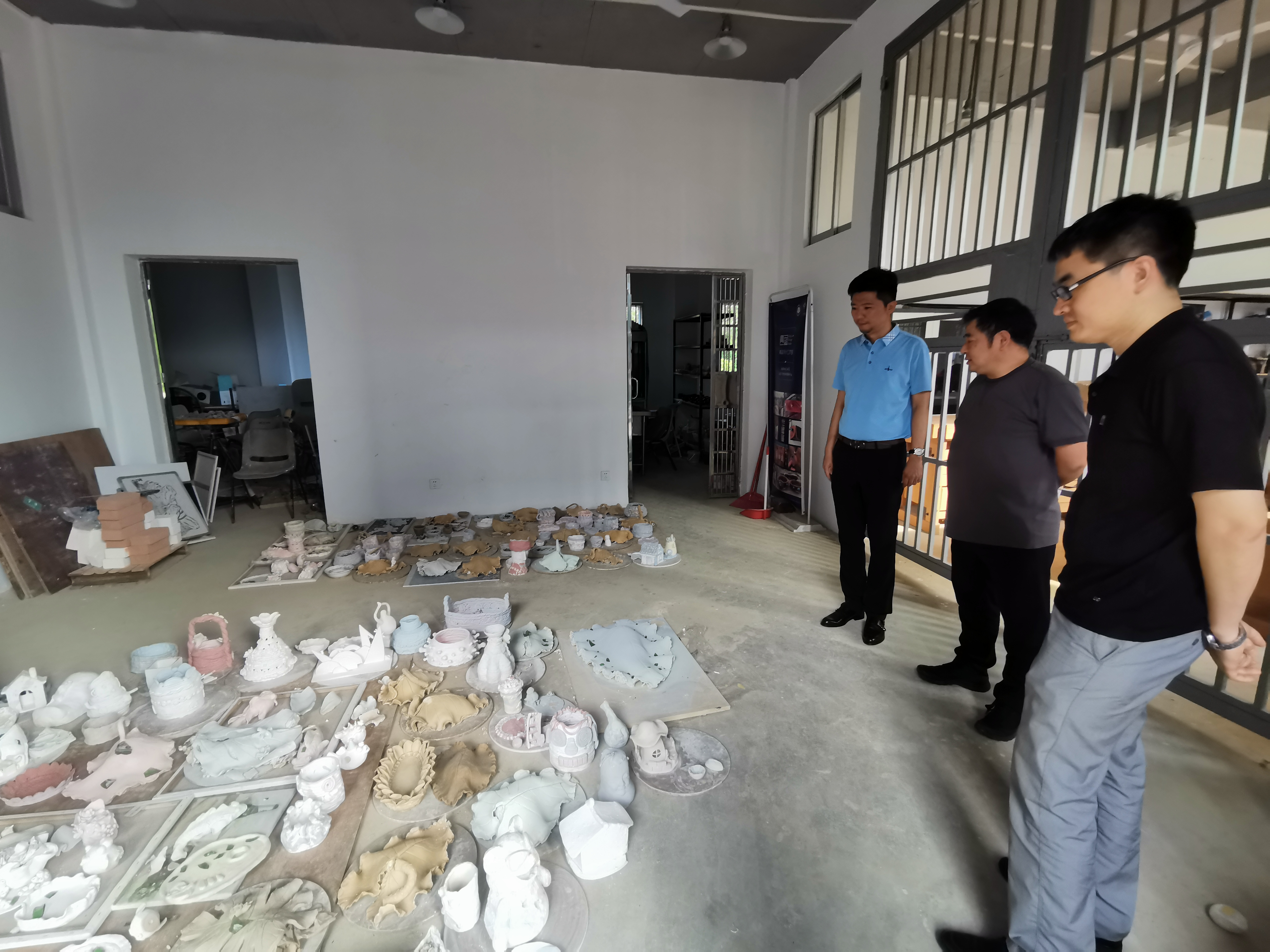 国务院学科评议组专家位临美术学院考察