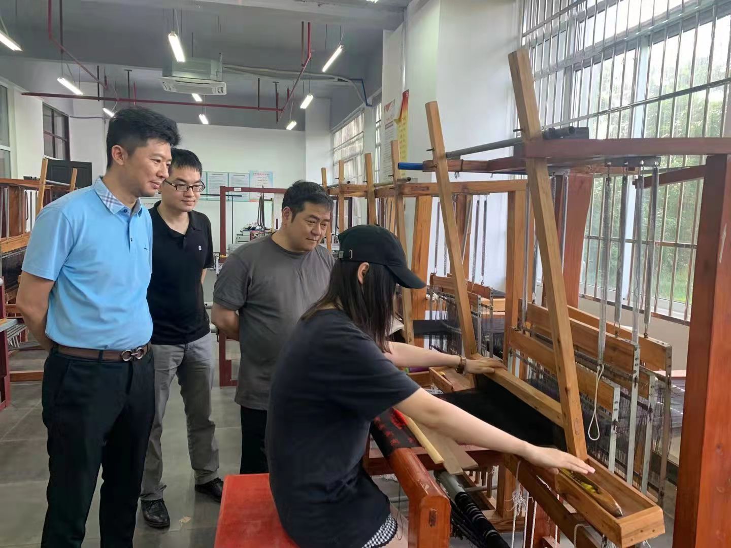 国务院学科评议组专家位临美术学院考察