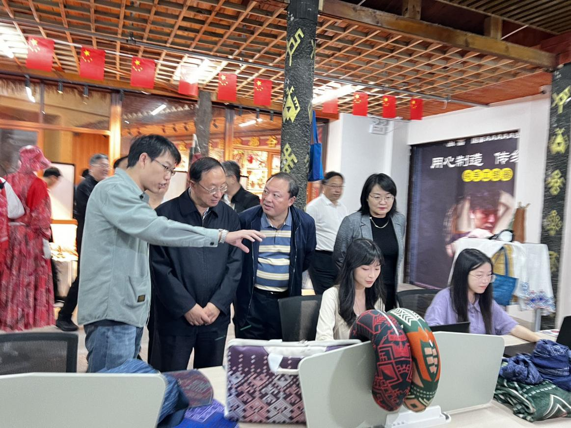 全国人大教科文卫委员会主任雒树刚一行莅临槟榔谷海南省研究生工作站参观调研