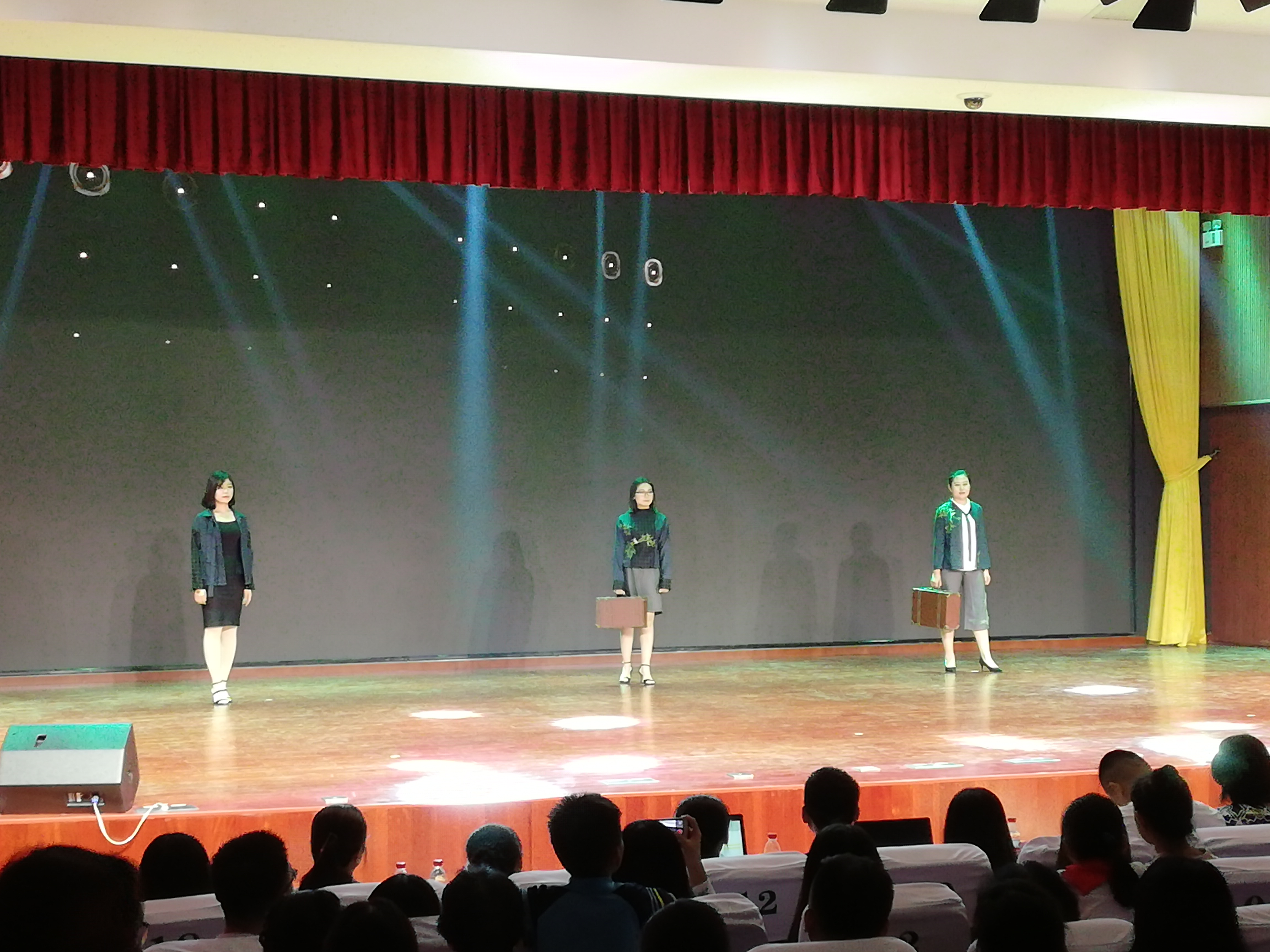 美术学院在校教职工服装秀比赛中荣获佳绩