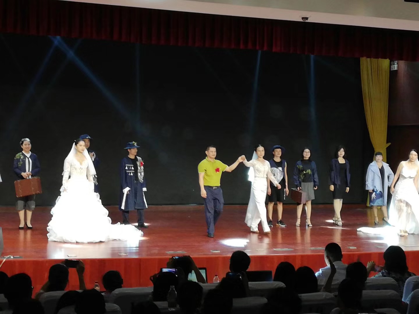 美术学院在校教职工服装秀比赛中荣获佳绩