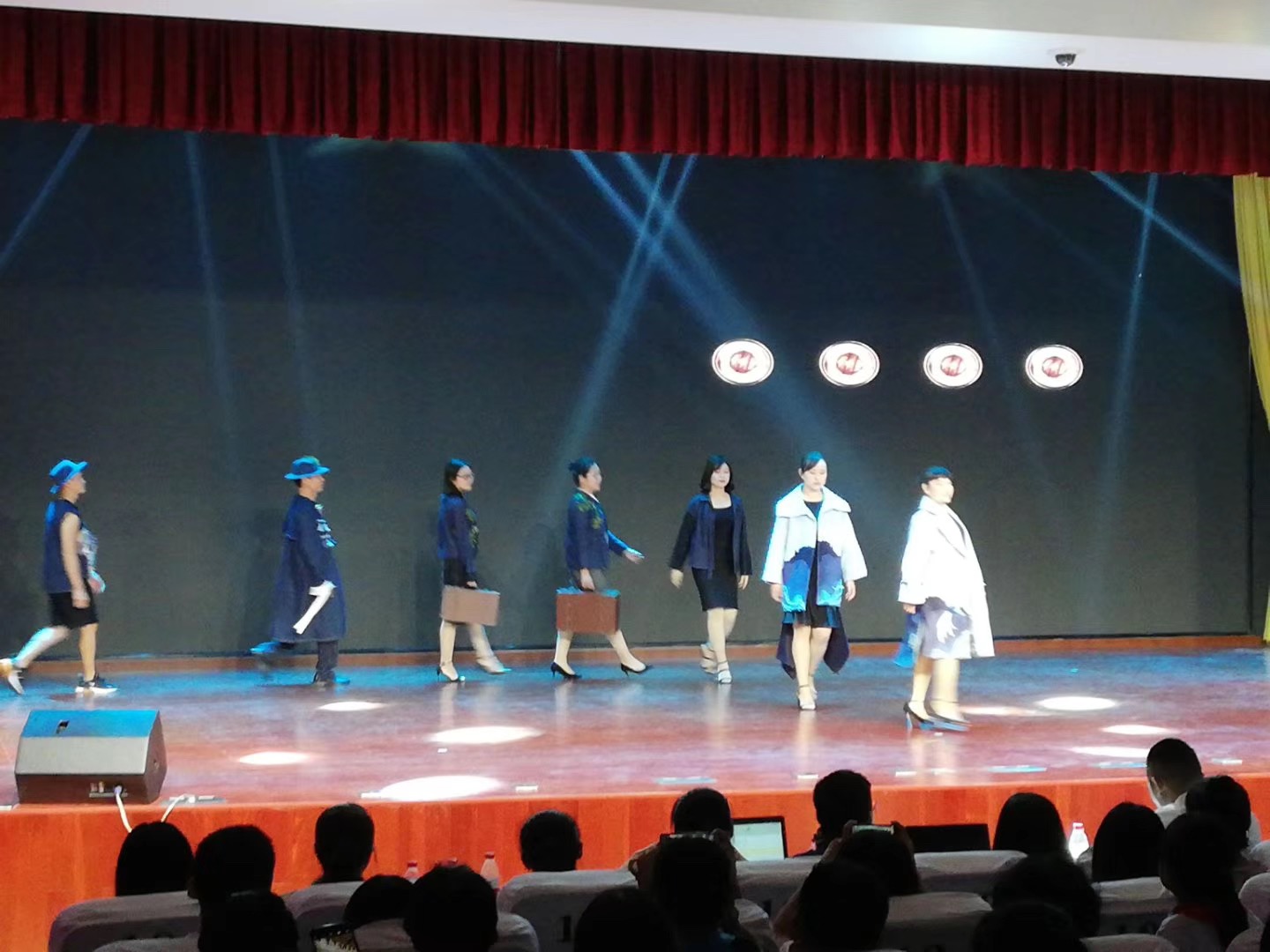 美术学院在校教职工服装秀比赛中荣获佳绩