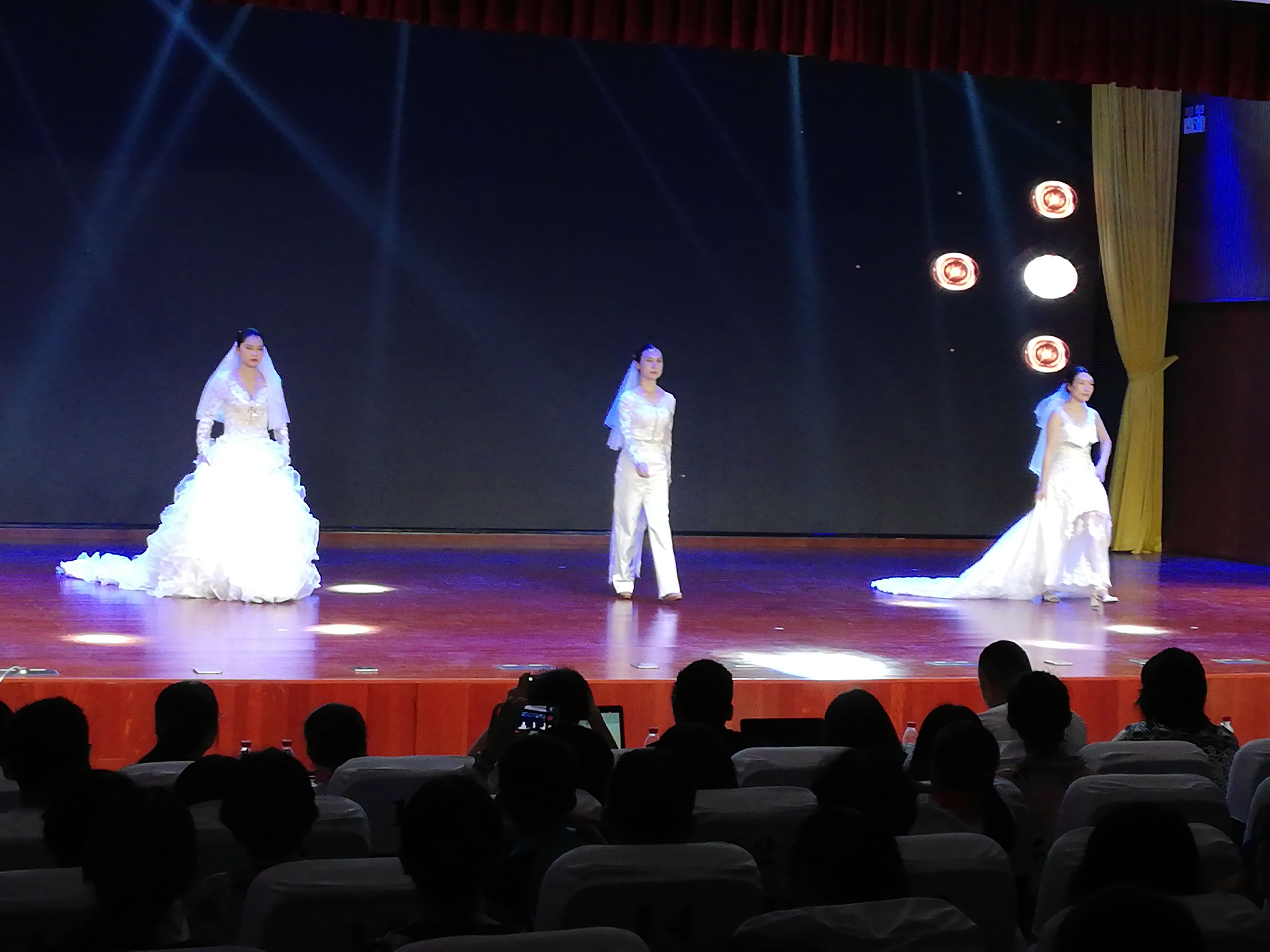 美术学院在校教职工服装秀比赛中荣获佳绩