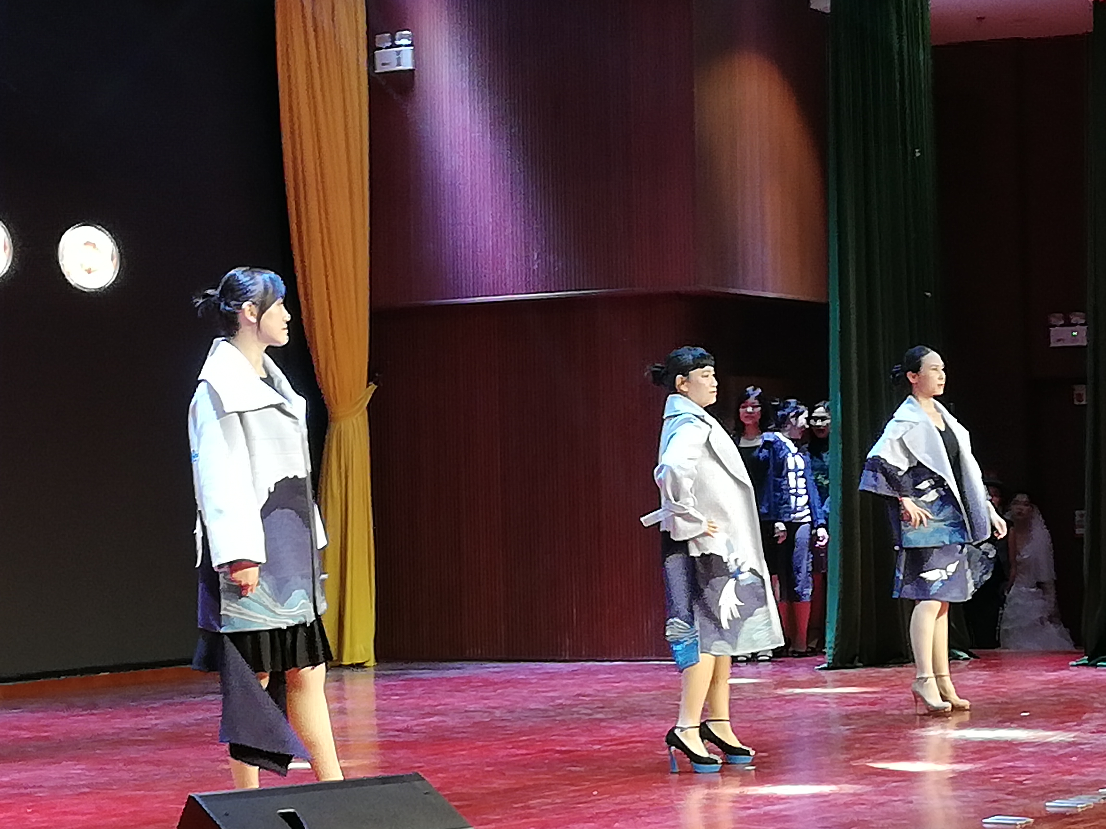 美术学院在校教职工服装秀比赛中荣获佳绩