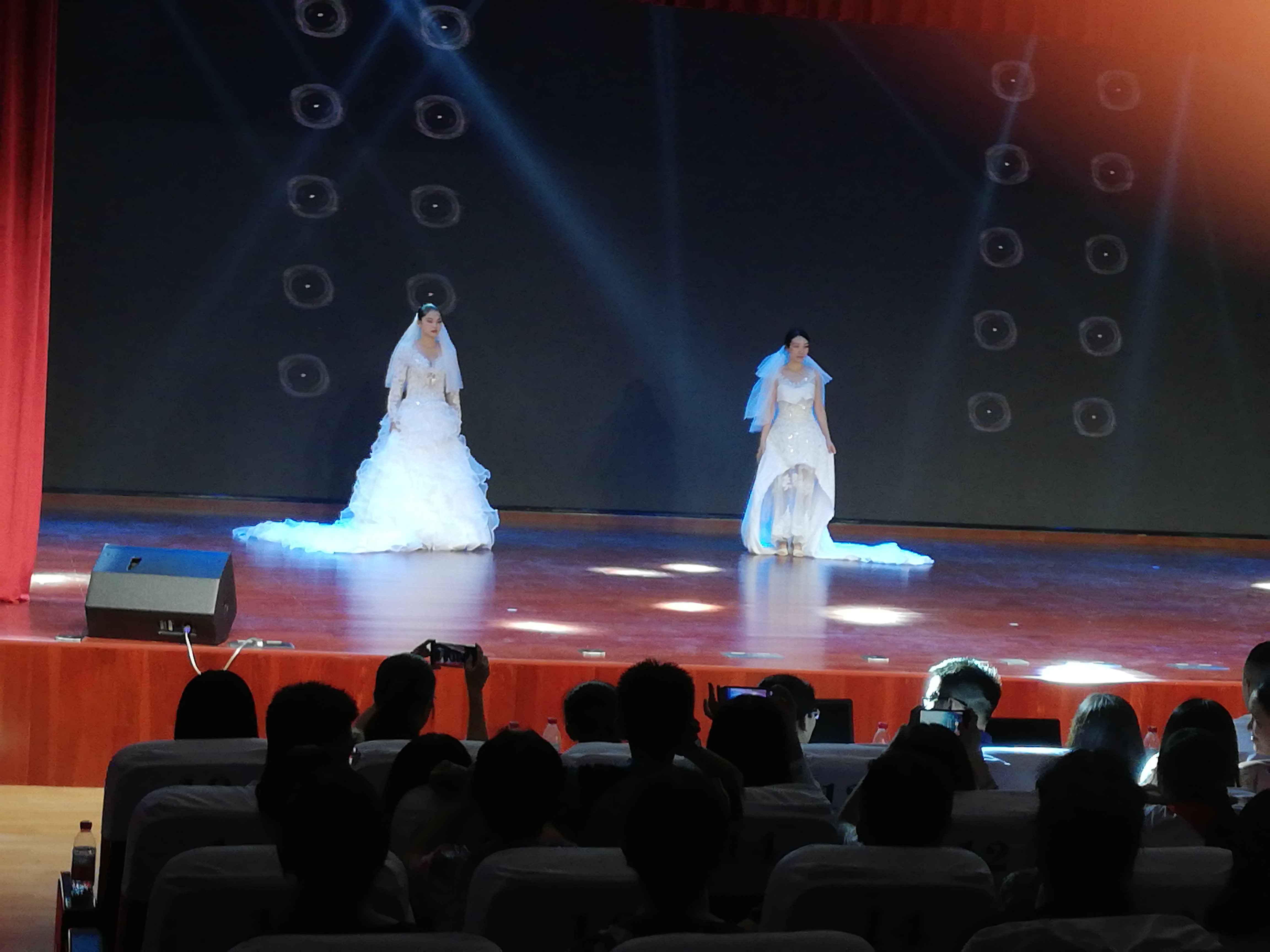 美术学院在校教职工服装秀比赛中荣获佳绩