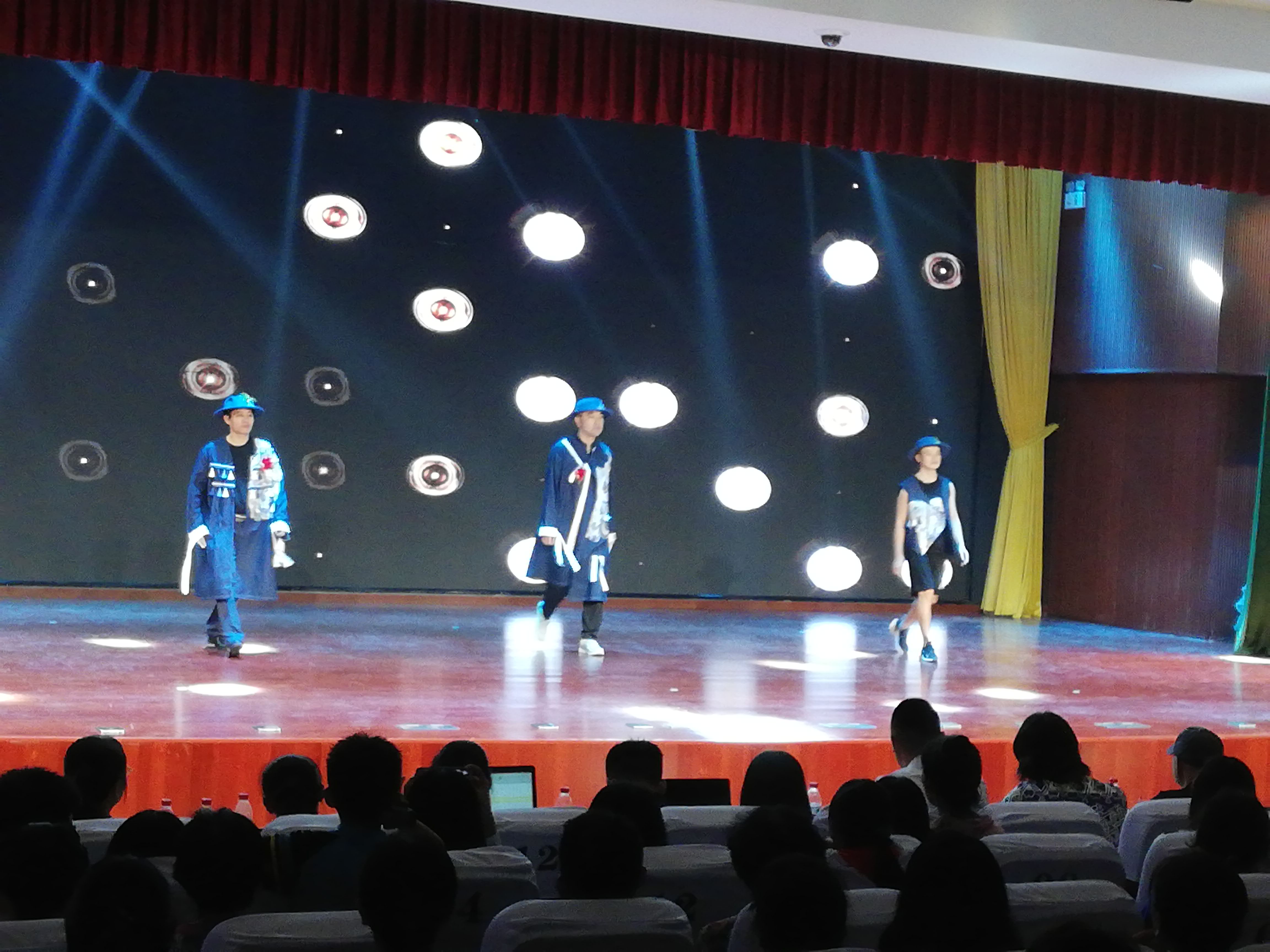 美术学院在校教职工服装秀比赛中荣获佳绩