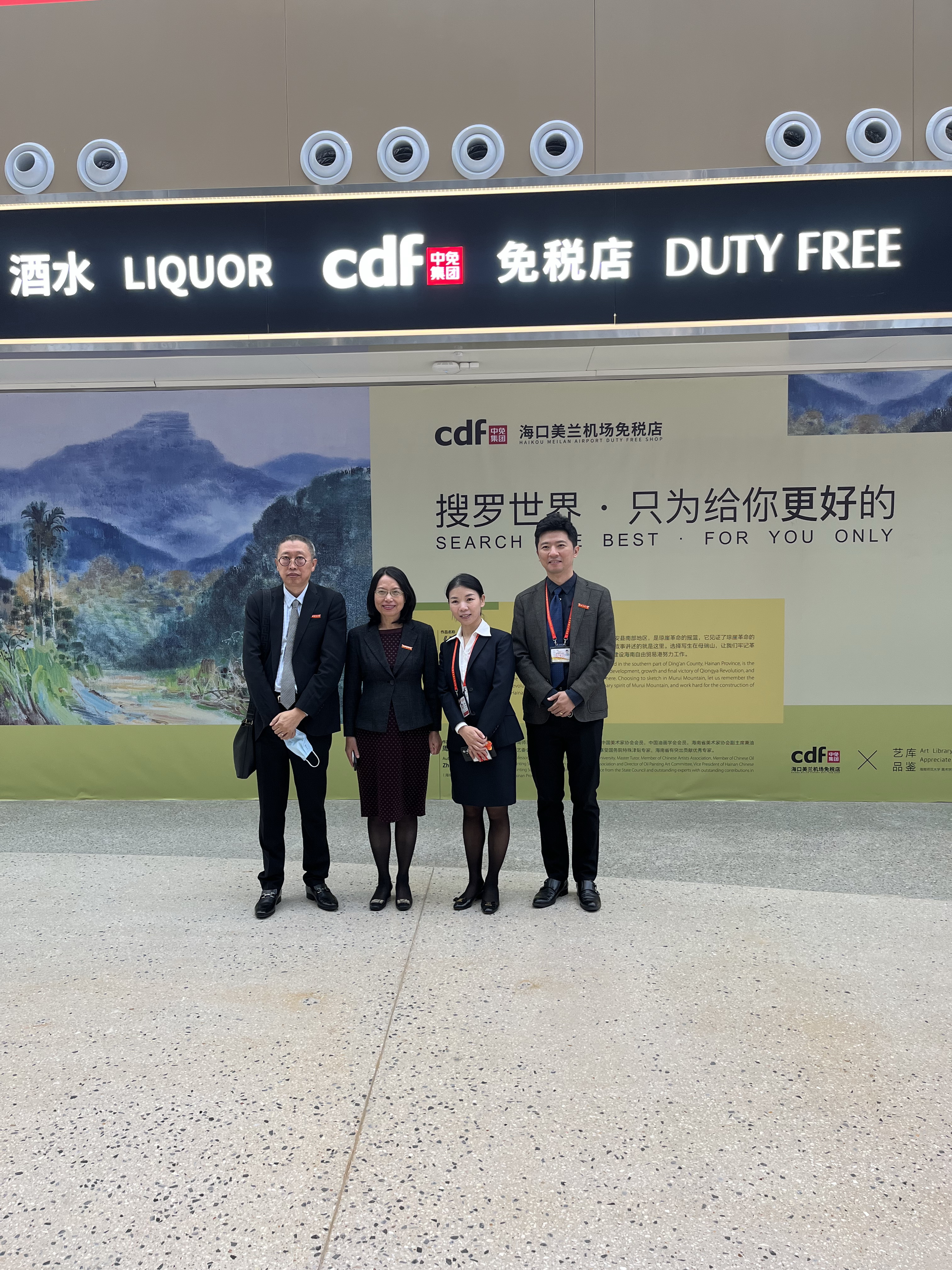 美术学院师生作品亮相美兰机场T2航站楼免税店