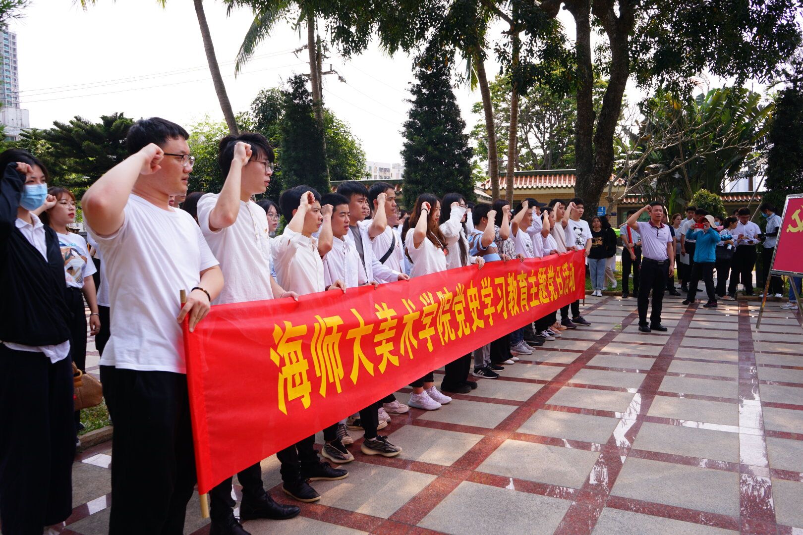 美术学院党委举行党史学习教育主题活动——走进李硕勋烈士纪念亭缅怀先烈