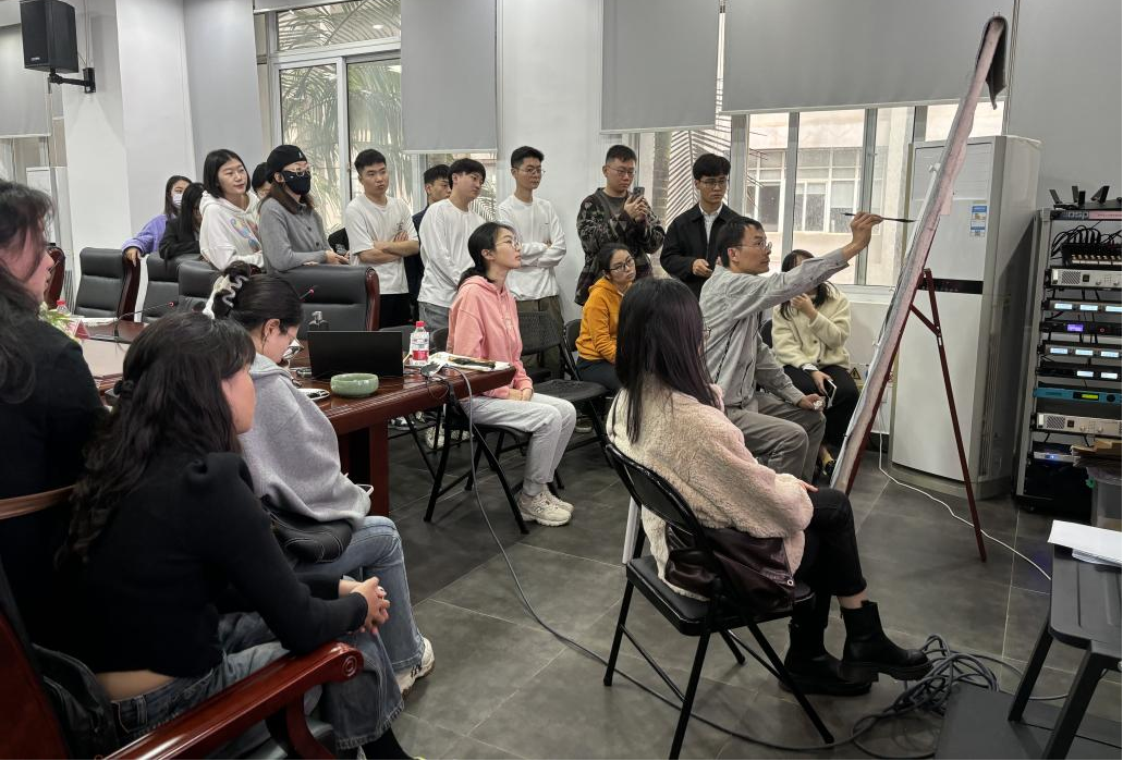 清华大学艺术博物馆赵晨博士为美术学院研究生讲授水墨人物写生示范课