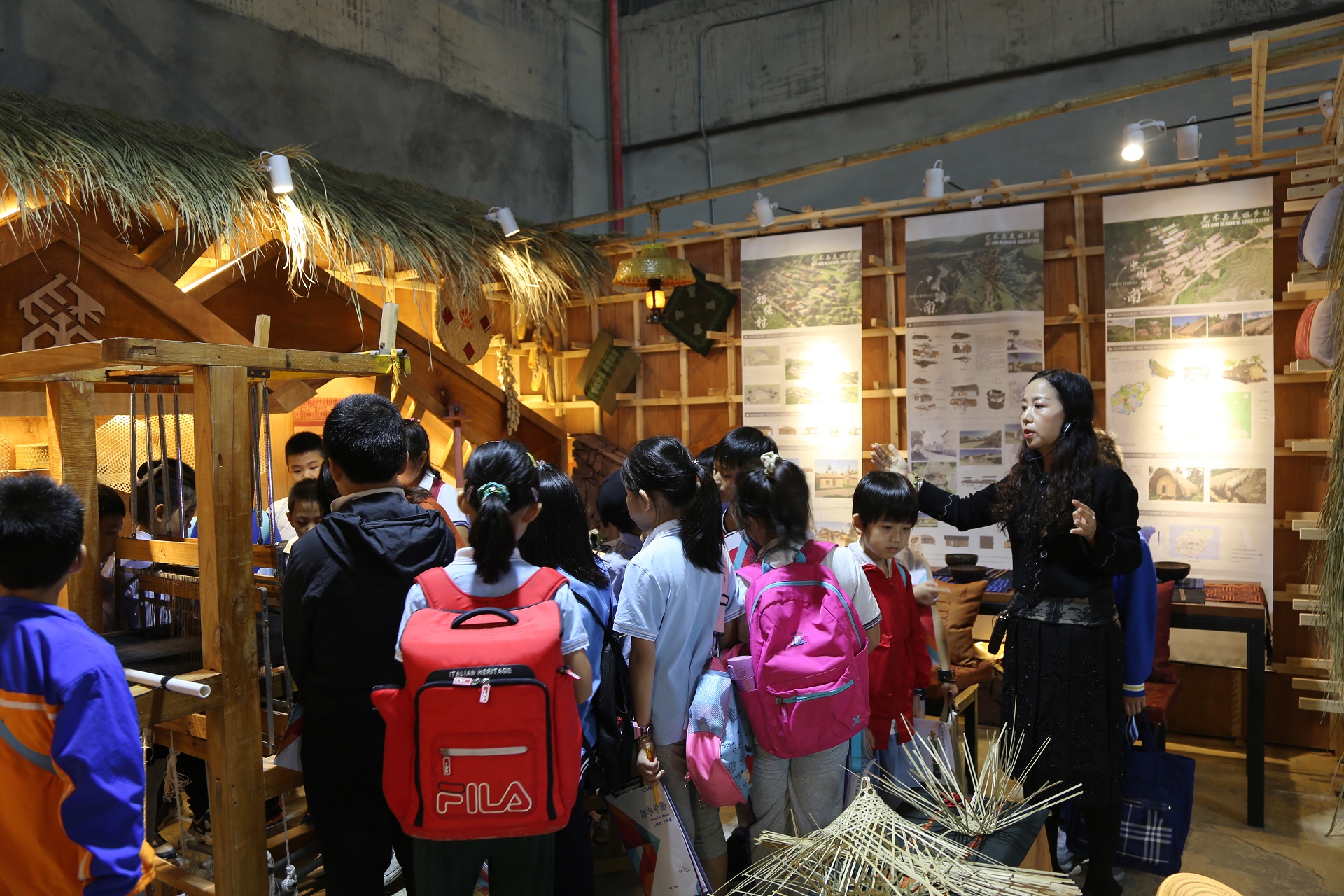 星空游戏官方“黎锦”传承基地项目与微城未来学校开展实践培训活动