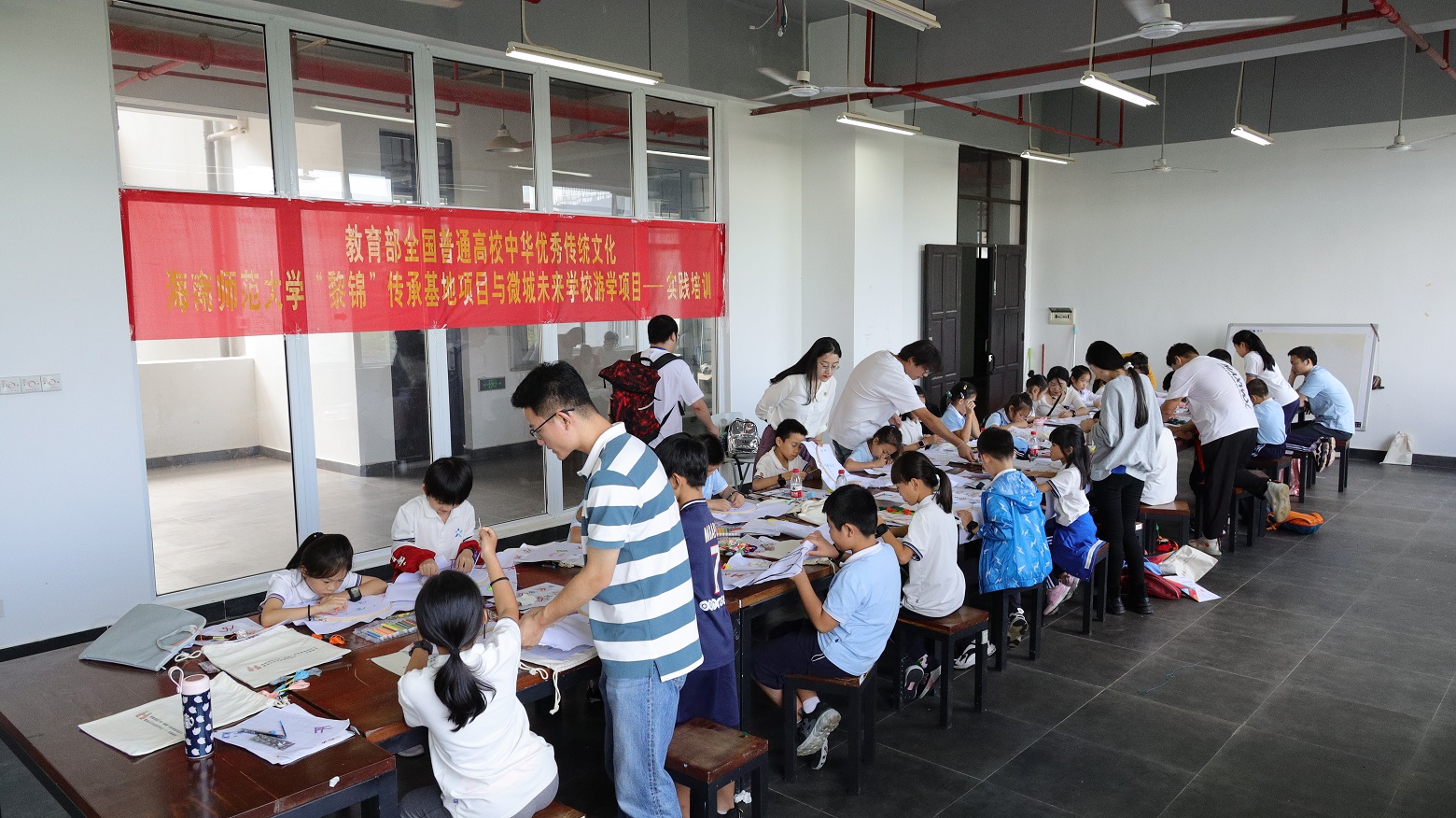 星空游戏官方“黎锦”传承基地项目与微城未来学校开展实践培训活动