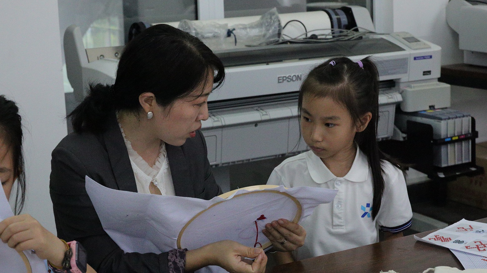 星空游戏官方“黎锦”传承基地项目与微城未来学校开展实践培训活动