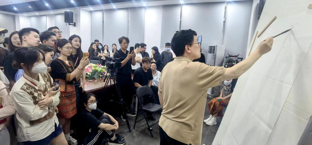 融合·开拓:时代发展与审美需求的统一——美术学院邀请邹立颖教授讲座