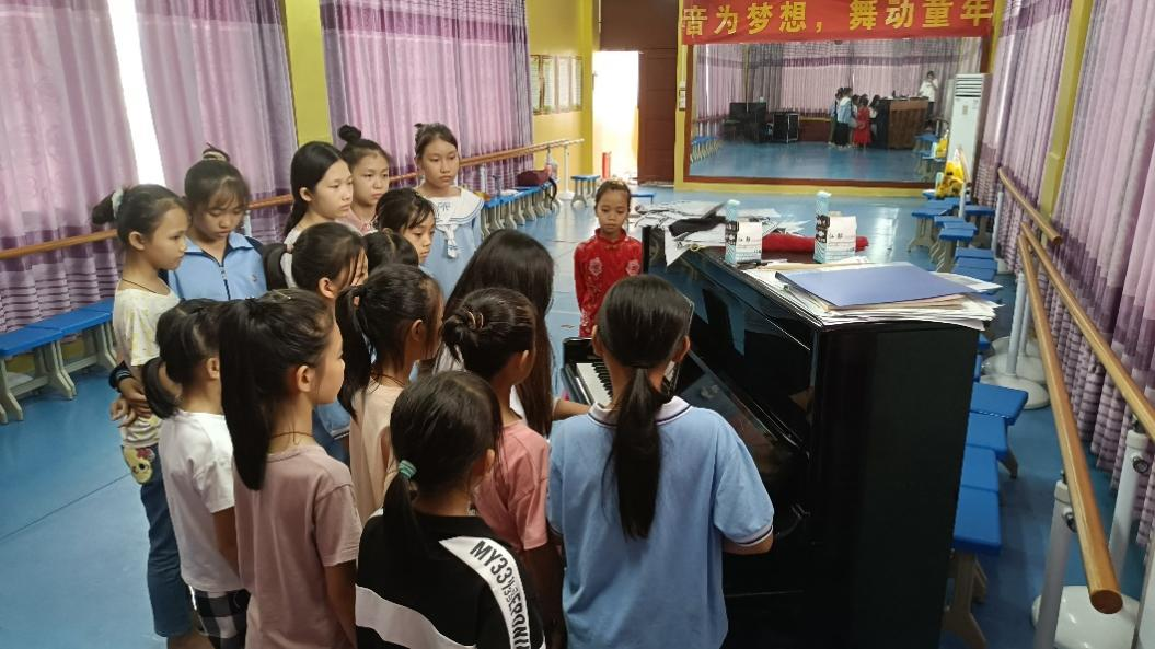 大手牵小手 共同学党史永远跟党走