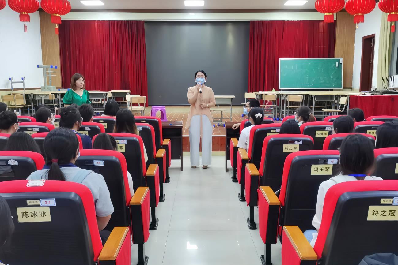 记文学院20级中文1班赴海口市第九中学实地见习