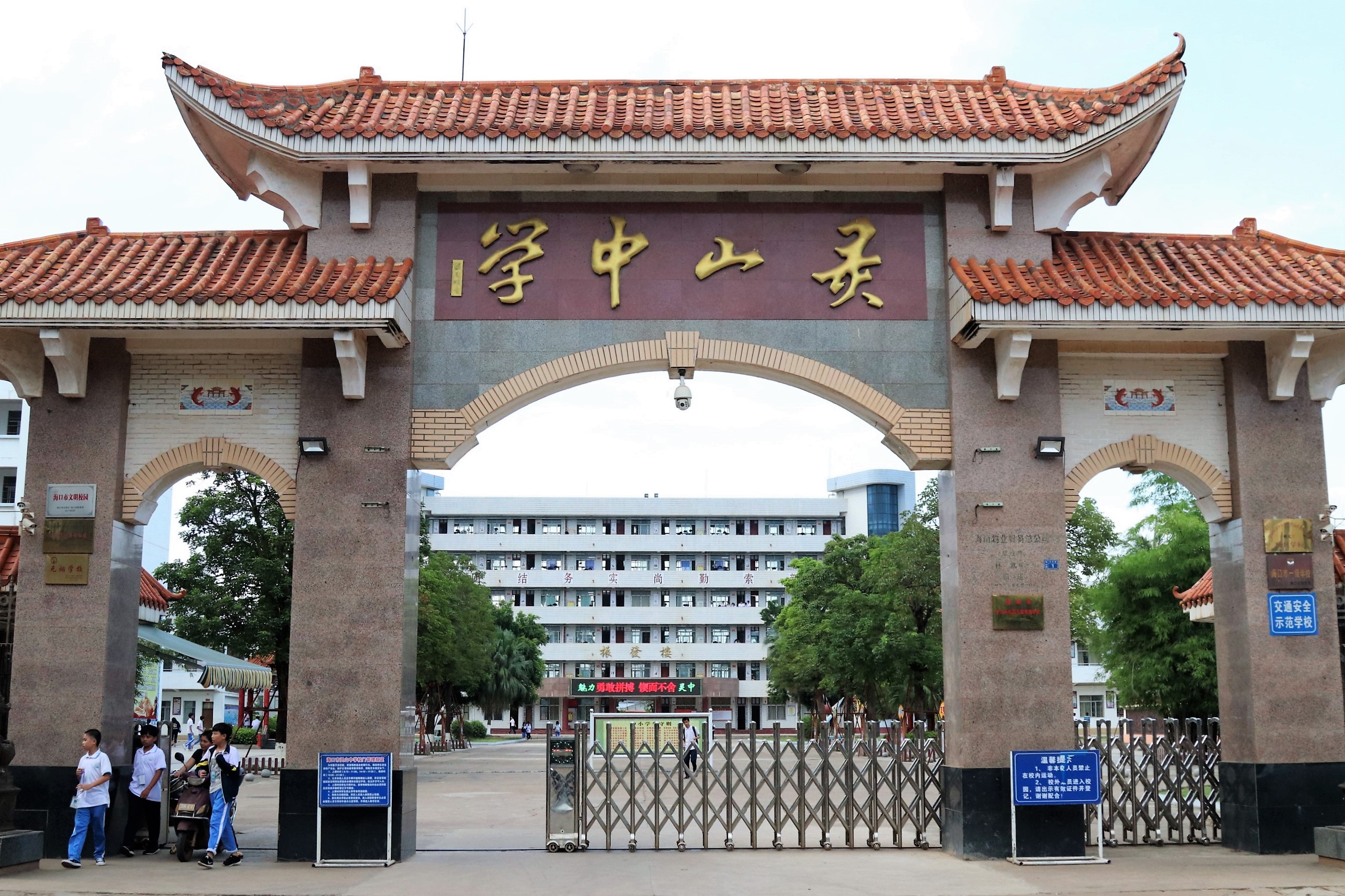 莘莘学子 初绽芳华――记“中国情• 航天梦”之航天科普进校园