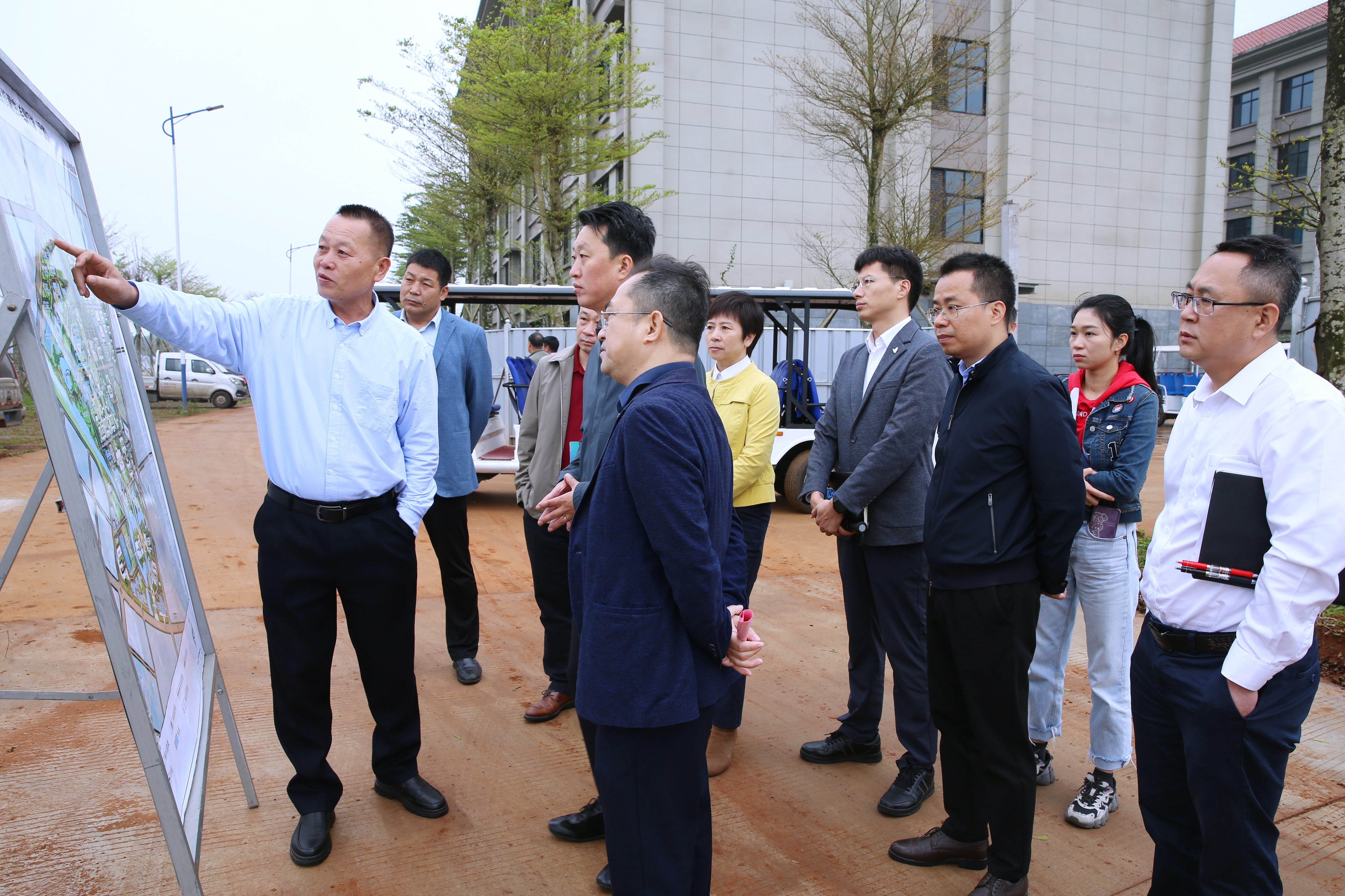 海口江东新区管理局党委副书记、局长张笑寒一行到我校调研座谈