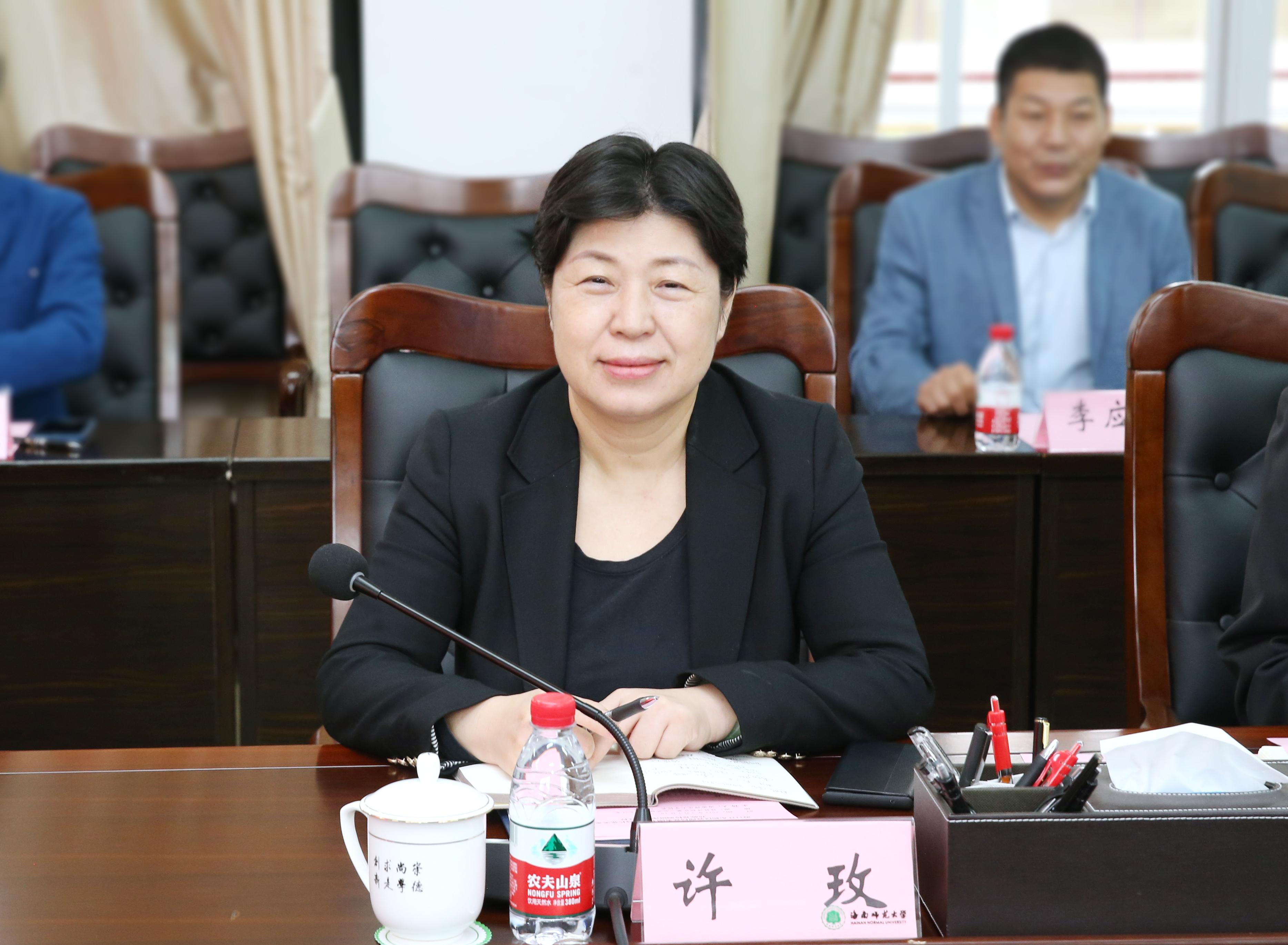 海口江东新区管理局党委副书记、局长张笑寒一行到我校调研座谈