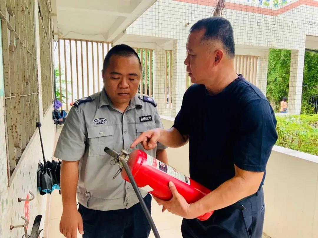 党员邱宏志：“学长”邱宏志32年如一日守护母校平安