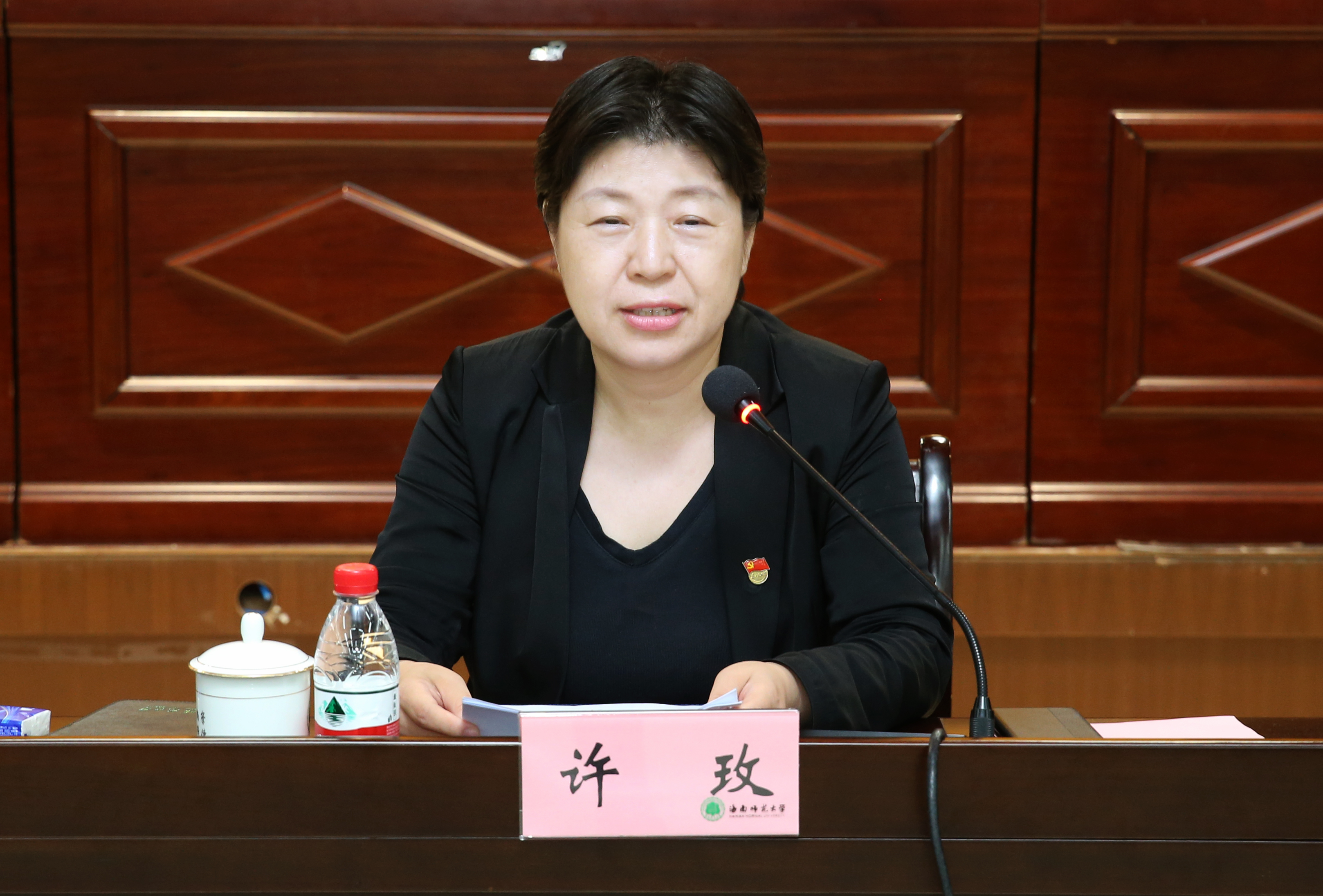我校举办2024年“光荣在党50年” 纪念章颁发仪式暨“青春·银发”新老党员交流座谈会