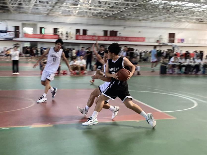 喜报｜“银鞍照白马，飒沓如流星。”——文学院篮球队勇夺2023年“海狮杯”迎新篮球赛季军