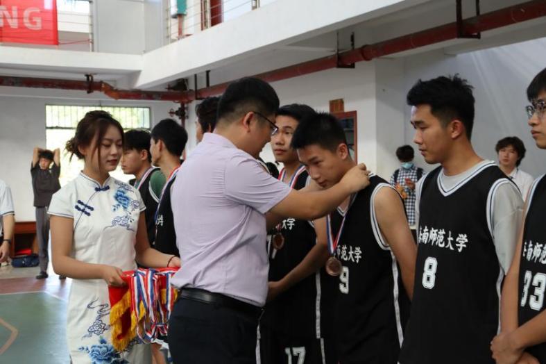 喜报｜“银鞍照白马，飒沓如流星。”——文学院篮球队勇夺2023年“海狮杯”迎新篮球赛季军