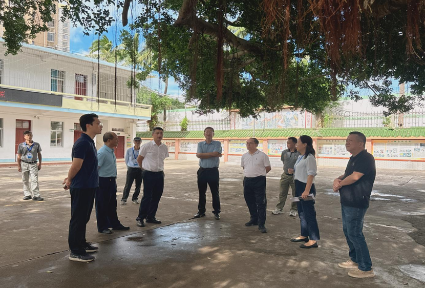 省人大常委会一行莅临 星空游戏官方附属小学调研