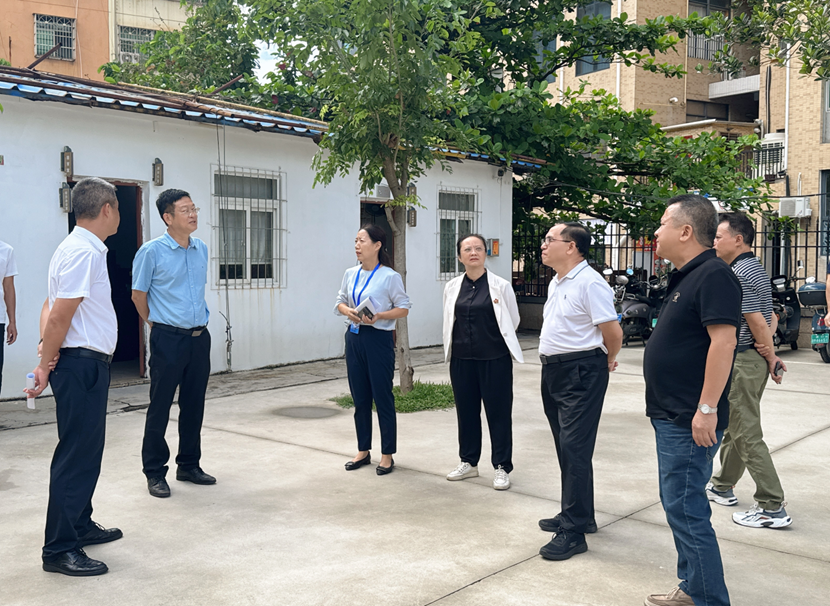 省人大常委会一行莅临 星空游戏官方附属小学调研