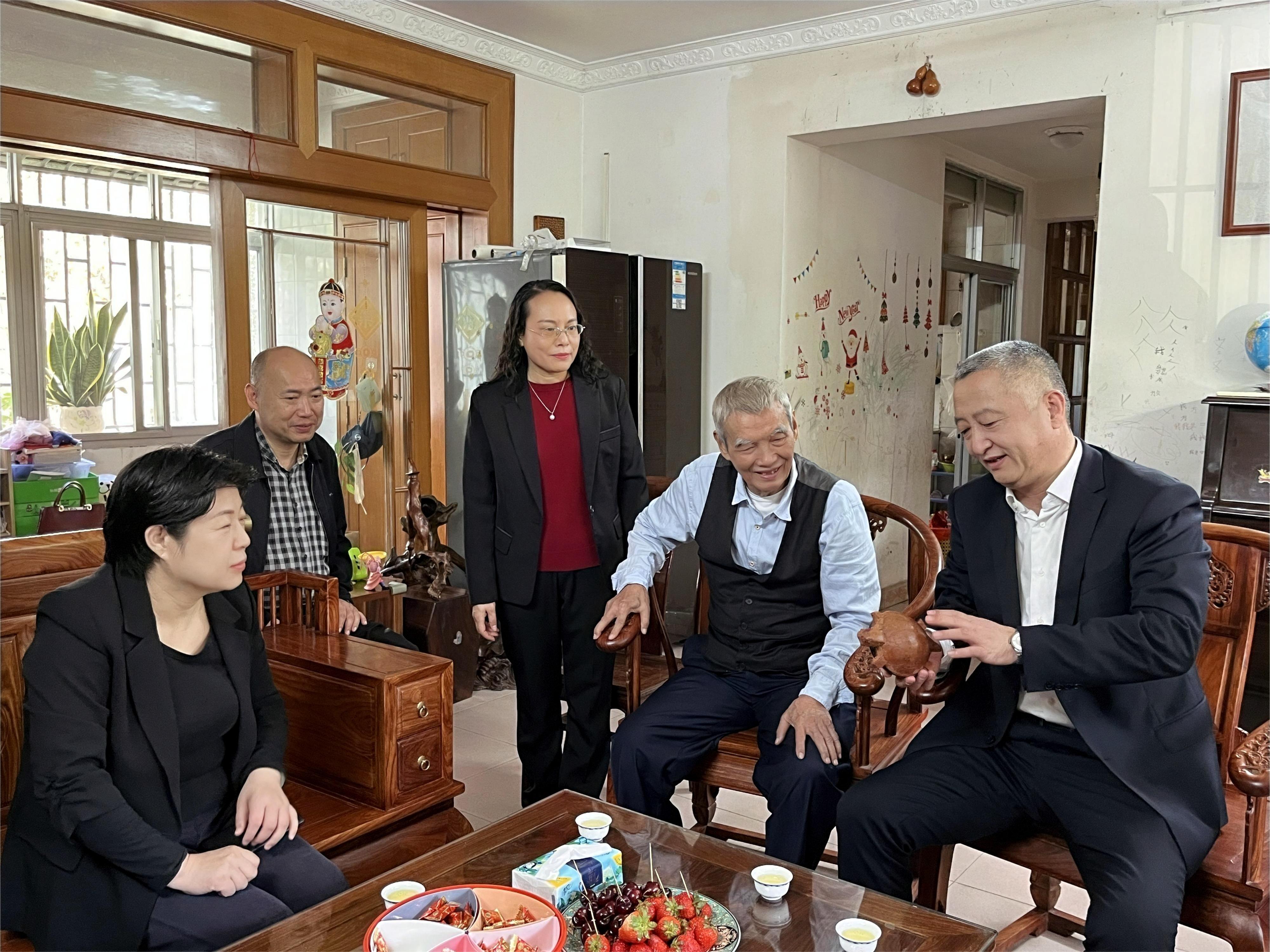 省教育厅党组书记、厅长李湖一行慰问我校老干部