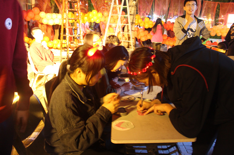 青年之声・平安喜乐・岁岁安康――记物理与电子工程学院2018年元旦游园门