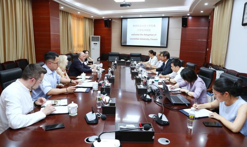 加拿大劳伦森大学校长一行访问我校