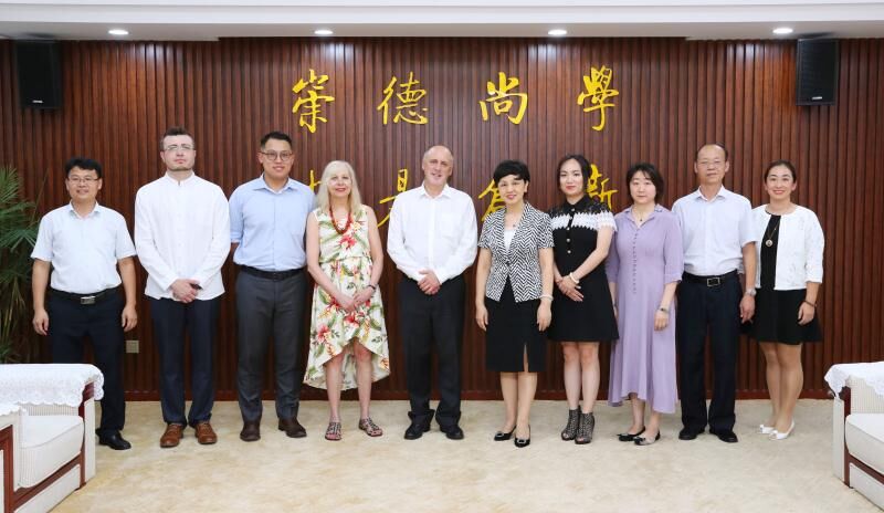 加拿大劳伦森大学校长一行访问我校