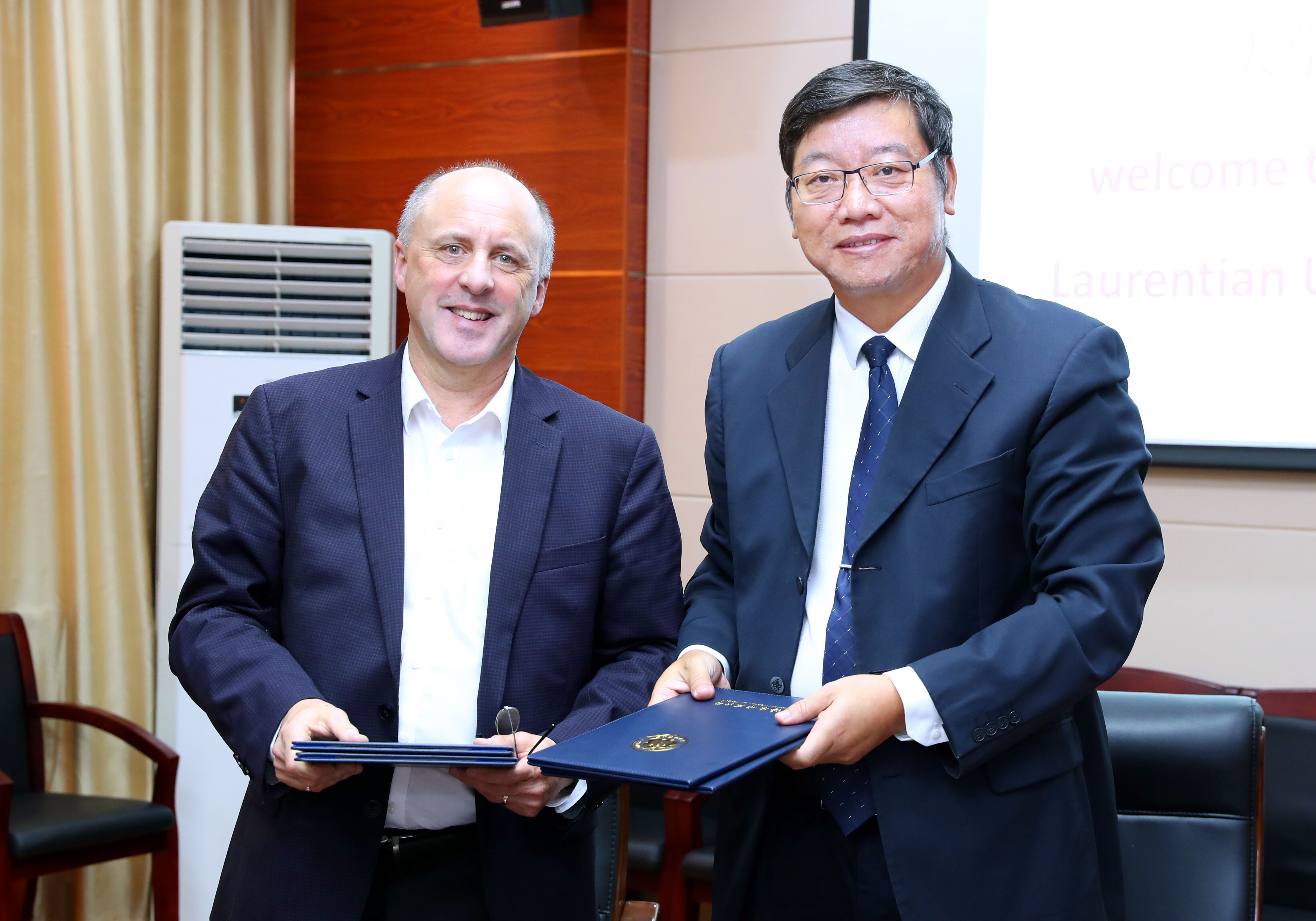 加拿大劳伦森大学校长一行访问我校