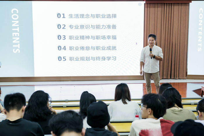 1626170108114963.jpg 讲座中.jpg