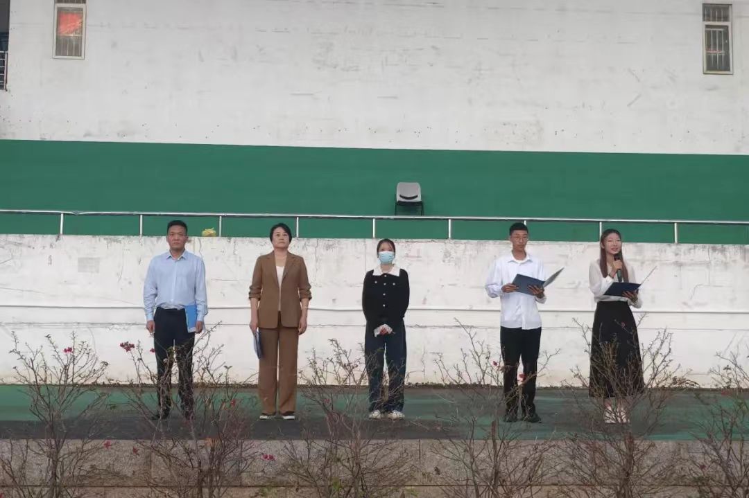 法学院举办“弘扬宪法精神，礼赞伟大祖国”国旗下的讲话爱国主义教育活动