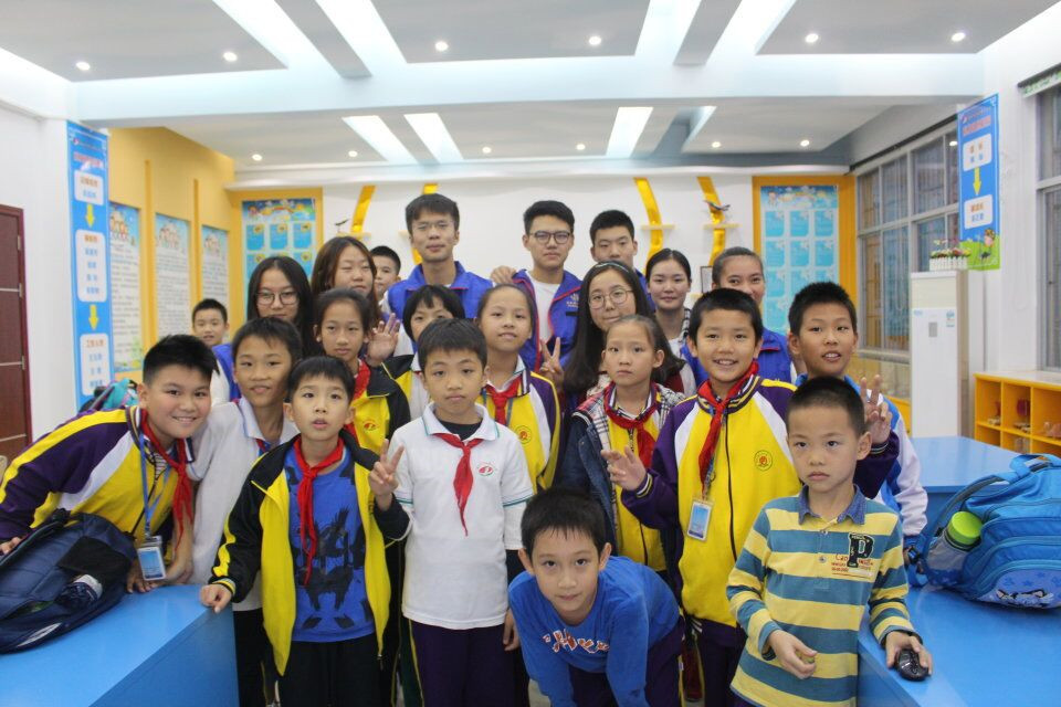 青年之声・赠人玫瑰施温暖，指间常有余香在